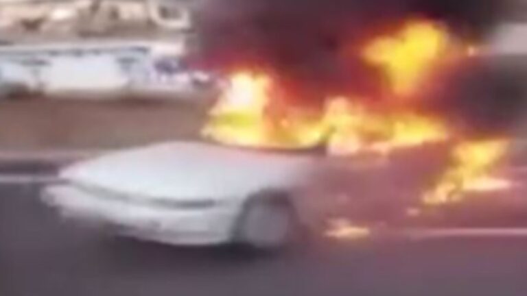 Meksika’da çok sayıda araç ateşe verildi