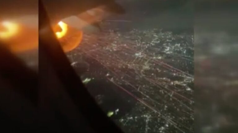 Meksika’da yolcu uçağının motoru havada alev aldı