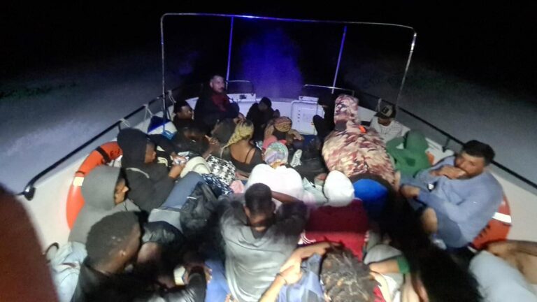 Muğla’da, Yunanistan tarafından itilen 64 kaçak göçmen kurtarıldı