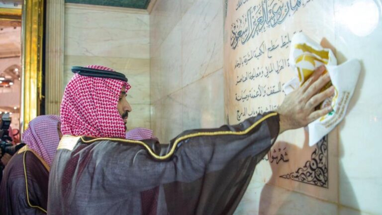 Muhammed bin Selman, Kabe’nin temizlenme törenine katıldı