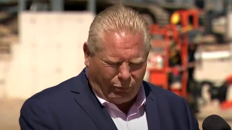 Ontario Başbakanı Ford, konuşurken ağzına giren arıyı çiğnedi