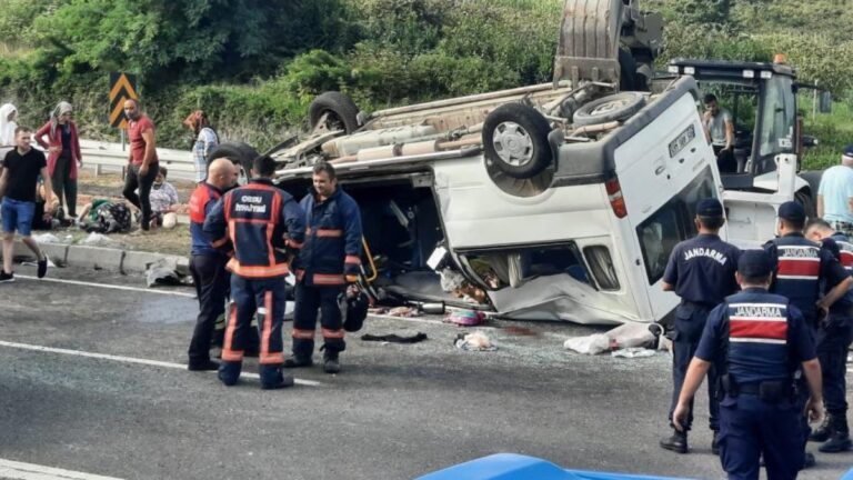 Ordu’da mevsimlik işçileri taşıyan minibüs kaza geçirdi: 16 yaralı
