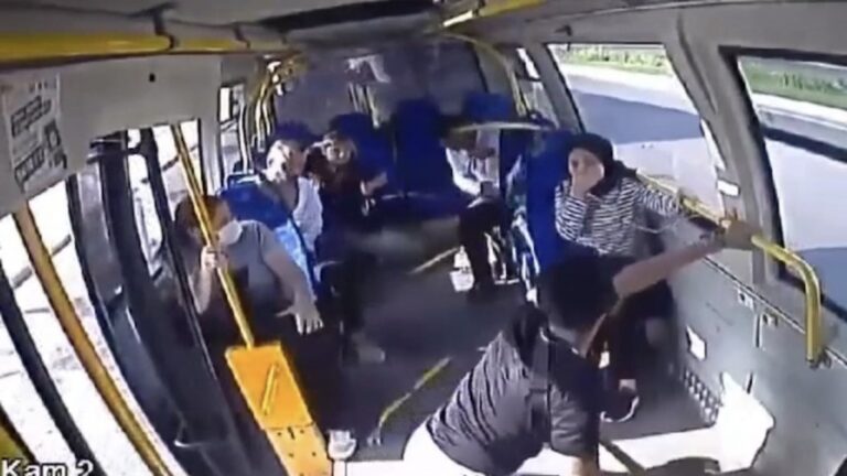 Pendik’te otobüs minibüse çarptı, yolcu direkle savruldu
