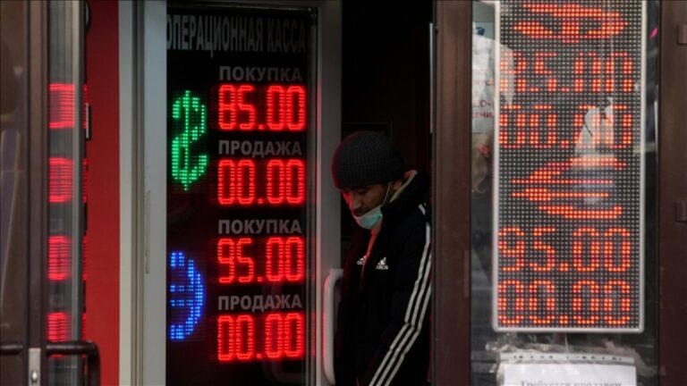 Rusya’da nakit dolar ve euro çekimi kısıtlamaları uzatıldı
