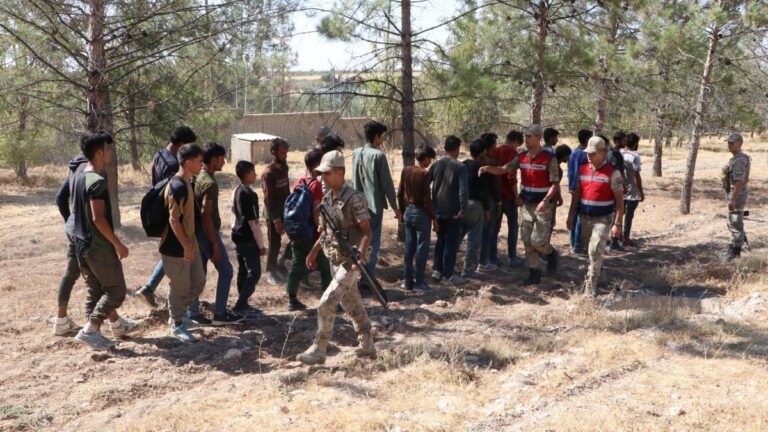 Şanlıurfa’da fıstık bahçesinde saklanan 28 kaçak göçmen yakalandı