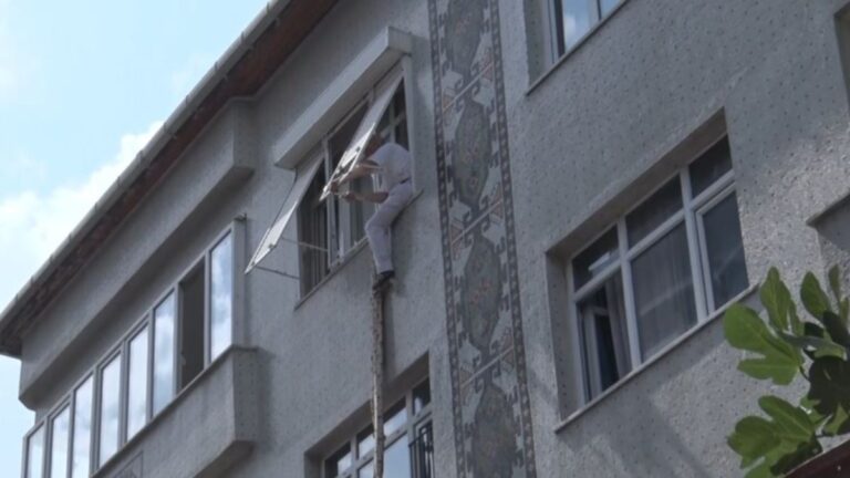 Sarıyer’de yaşlı bir kadın, bağladığı bezlerle pencereden inmeye çalıştı