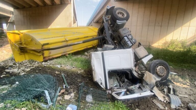Silivri’de lastiği patlayan hafriyat kamyonu viyadükten düştü
