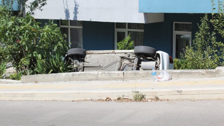 Sinop’ta otomobil apartman boşluğuna düştü, 4 kişi yaralandı