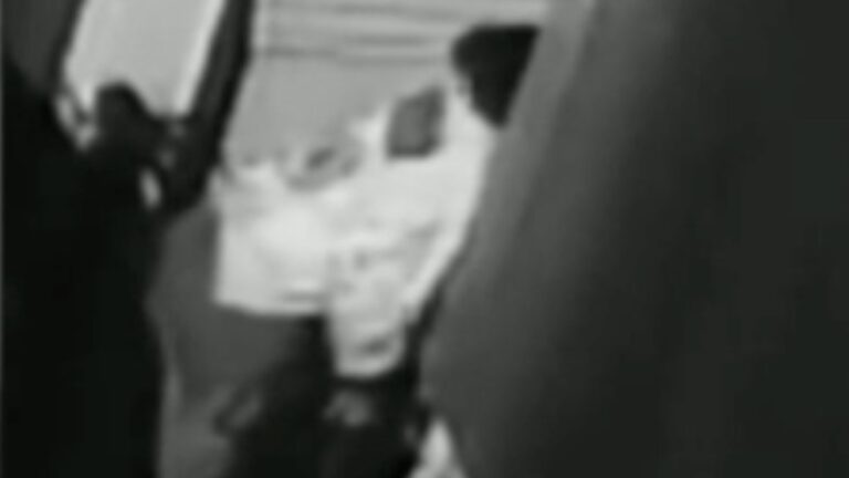 Şişli’de pencereden sarkıp hırsızlık yapan çocuk kamerada