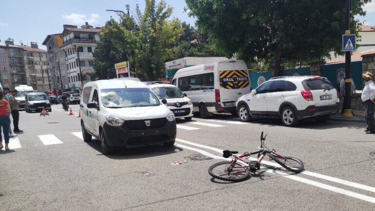 Sivas’ta yaya geçidinden geçen bisikletli çocuğa araba çarptı
