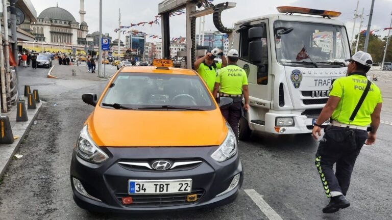 Taksim’de denetim: Taksi ve dolmuş sürücülerine ceza yağdı