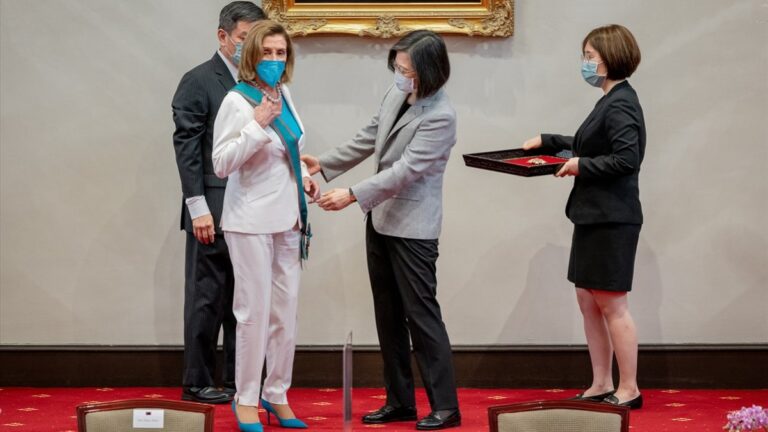 Tayvan Pelosi’ye şeref madalyası verdi