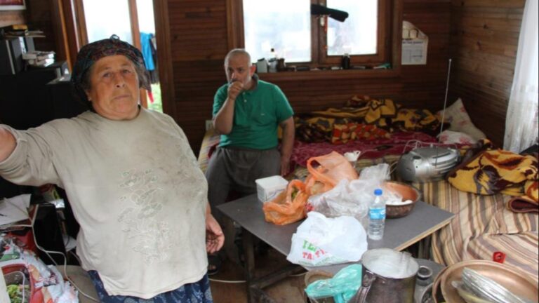 Trabzon’da eşyalı evleri yıkılan aile mağdur oldu