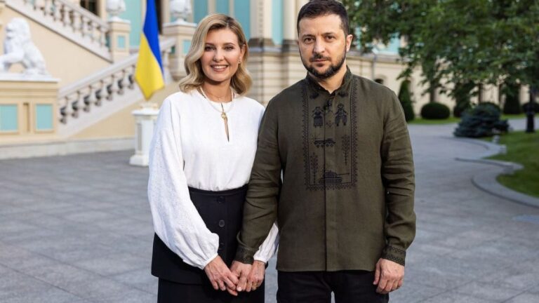 Ukrayna Bağımsızlık Günü pozu veren Zelensky’nin gömleği dikkat çekti