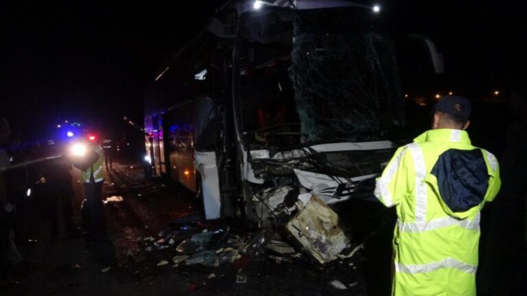 Uşak’ta tıra çarptan otobüsteki 43 kişi yaralanırken muavin öldü