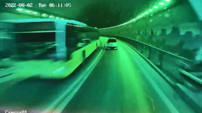 Üsküdar’da, tüneldeki kazayı İETT otobüsünün dikkati önledi