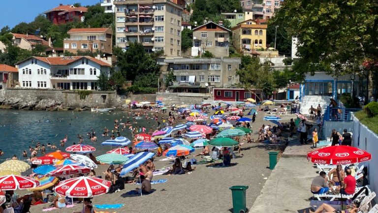 Zonguldak’ta vatandaşlar halk plajına akın etti